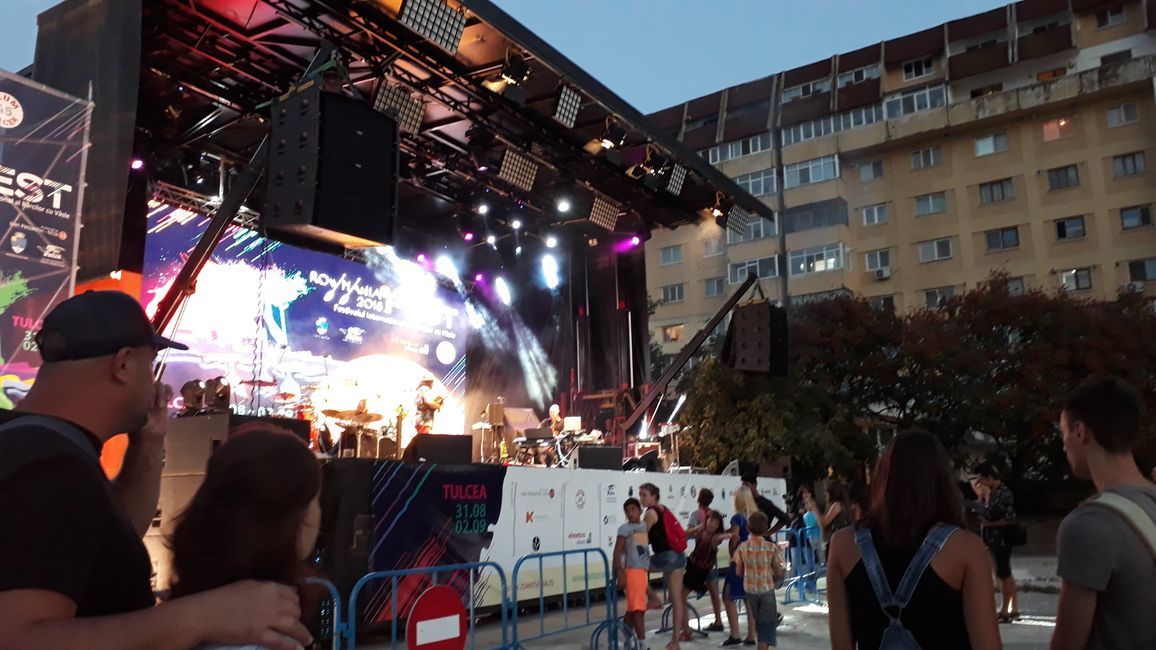 Hier ist ein Musikfestival im Gange, mitten auf der Uferpromenade.