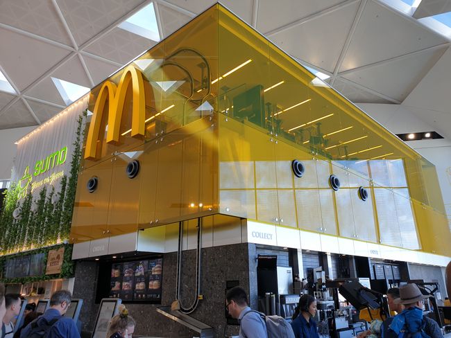 McDonalds im Sydney Airport mit automatisierten Bahnen, die das zubereitete Essen von oben nach unten transportieren