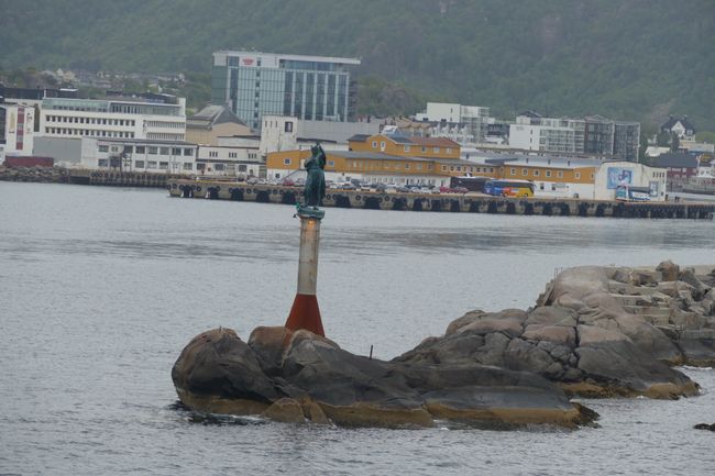 Norwegen mit Hurtigruten // Tag 5 // Statue zum Gedenken an gestorbene Fischer auf See