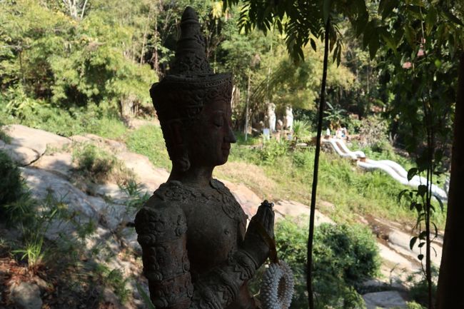 Eine Buddhastatue.