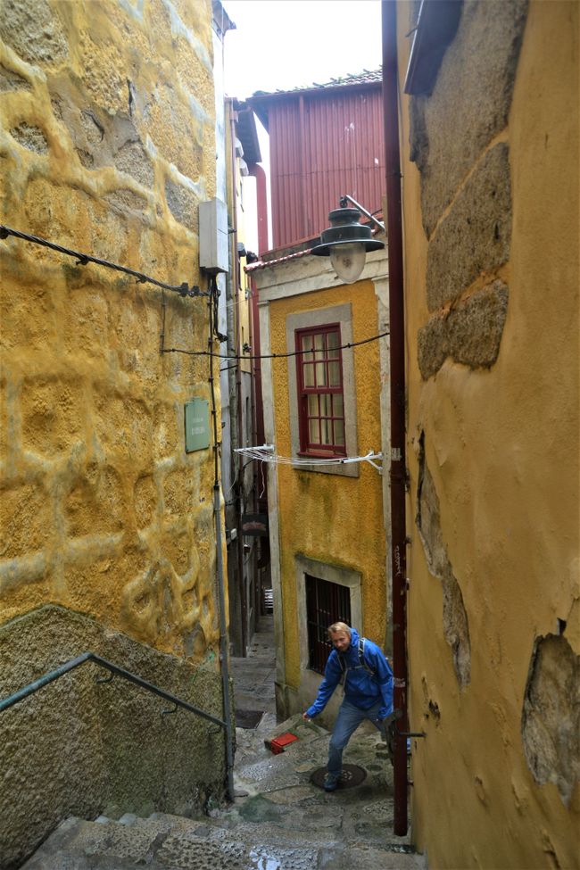 die engen, farbenfrohen und steilen Gassen von Porto