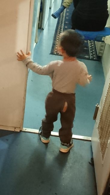 china - kids with easy pants to do number 2