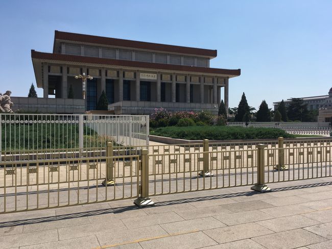 毛主席安息于此。经过长时间的排队可以前去参观。