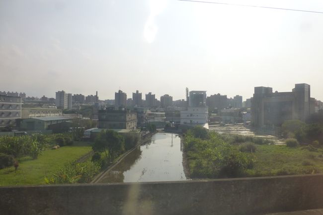 Ein Blick auf Hsinchu aus der Regionalbahn.