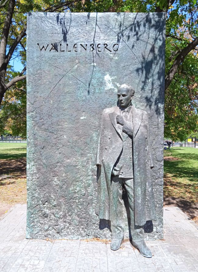 Gedanken an Berlin: Raul Wallenberg-Denkmal erinnert an den schwedischen Diplomaten der tausenden Juden aus Europa mit Schutzpässen zur Flucht verhalf 