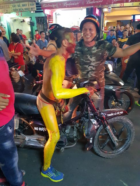 Nackter Vietnamese nach dem Halbfinalesieg gegen die Philippinen 