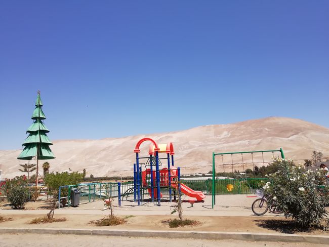 Spielplatz und im Hintergrund die Atacama Wüste 