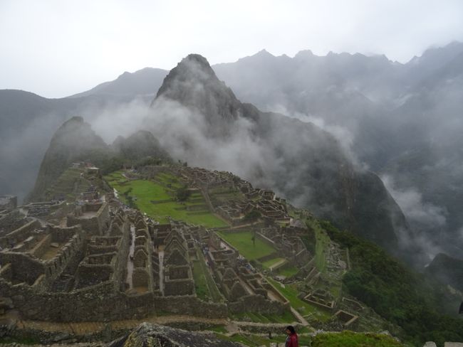 was zu sehen begehrt... Eines der größten Meisterwerke menschlicher Baukunst und damit von bis zu 2500 Touristen pro Tag eingedeckt: Der Machu Picchu , ca. 7 Stunden von Cusco entfernt....Theoretisch....