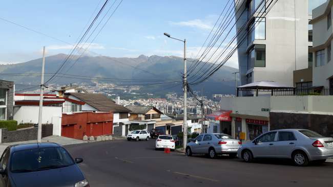 Out of the house at 7:30 in the morning and ...Wow! The Pichincha mountain has no clouds around it this time. The volcano is still active, by the way. However, it is the summit that is behind the visible summit here.