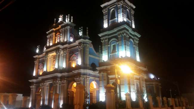 Salta - blaue Kirche im Dunkeln 