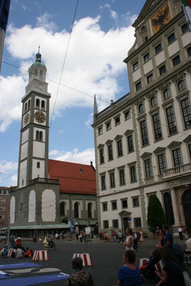 Hier gehören Turm und Kirche nicht zusammen - getrennte Liegenschaften; daneben das Rathaus.
