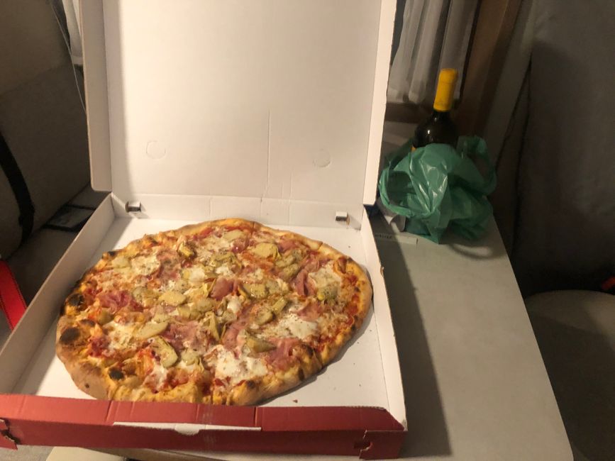 Leckere Pizza, riesig groß, für 7 Euro. Guter Tip vom Nachbarn 😀
