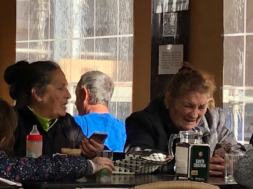 Zwei Omas im Café mit ihren Handys. Kewiune Ahnung, was sie sich da angesehen haben, aber mit ihrem Lachen haben sie das ganze Lokal unterhalten. 