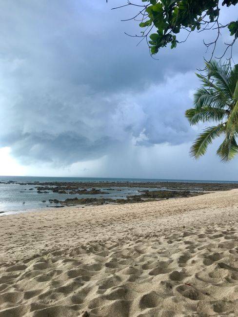 Klong Khong Beach mit Gewitter in der Ferne