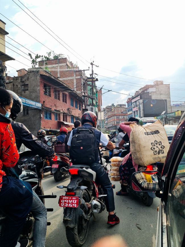 Hektisches Treiben  auf den Straßen in Kathmandu. Ampeln gibt es nicht