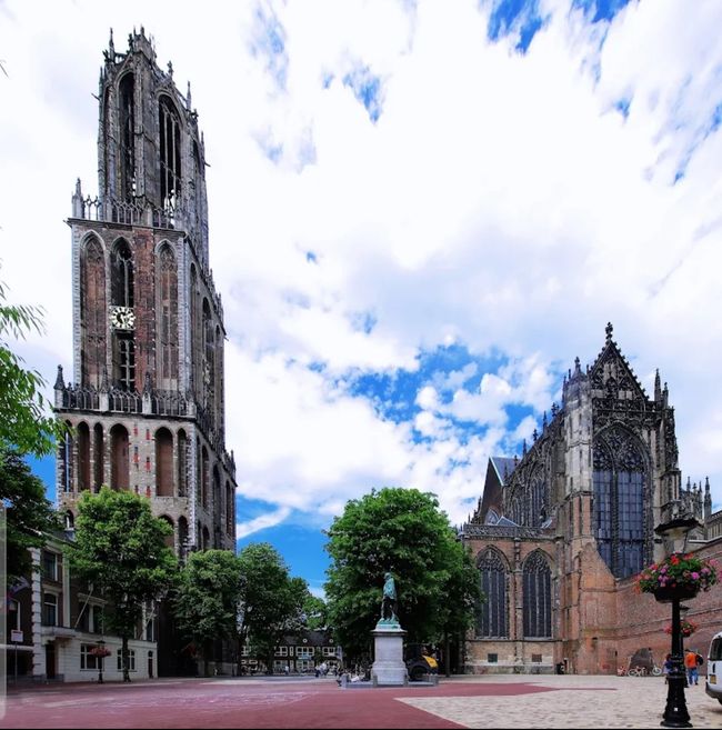 Utrechter Dom - da fehlt wirklich ein Teil infolge eines verheerenden Sturmes in 1620