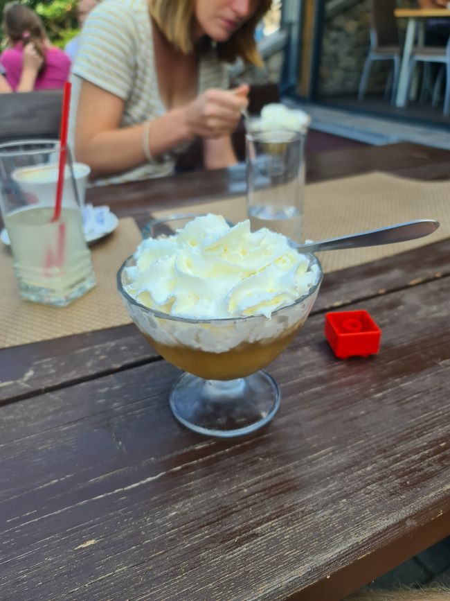 Dafür war das Frühstück, das tpisch bosnische Dessert, mit Walnuss gefüllter Apfel, umso leckerer.