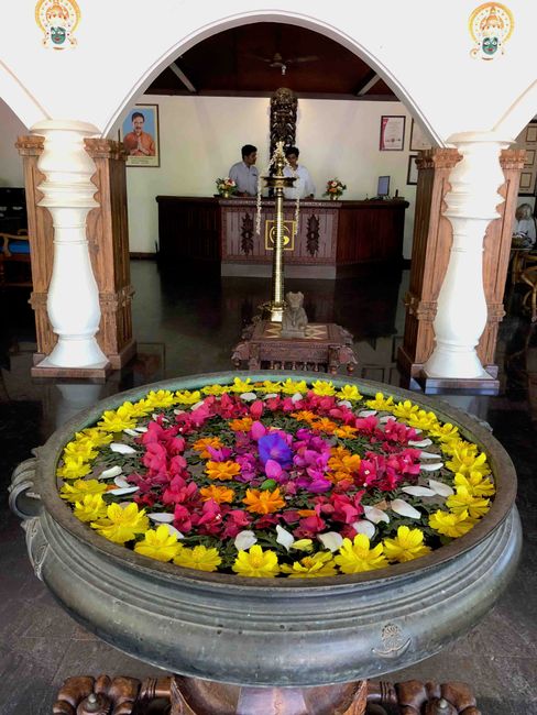 Así de colorida se ve la recepción de un hotel en la India