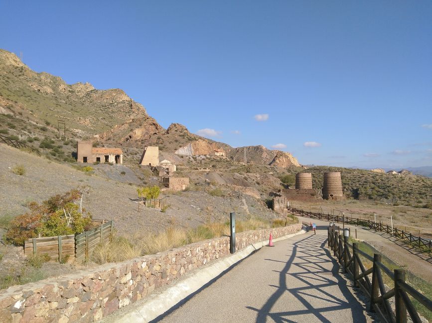 Gebäude und Eingänge oberhalb der Mine