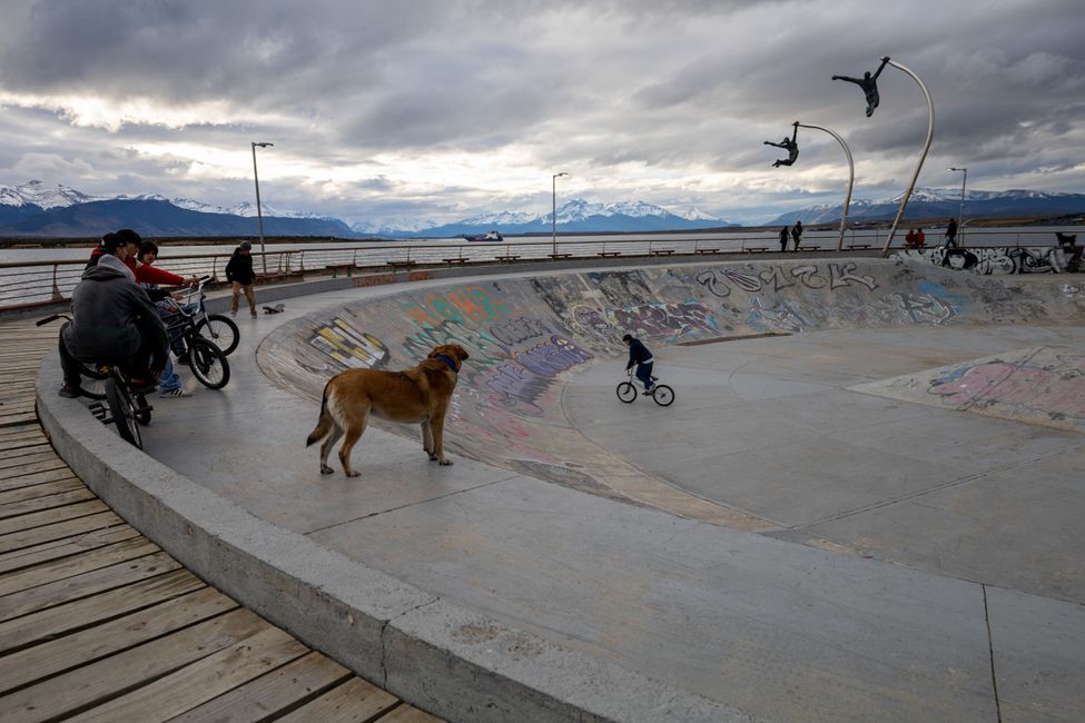 Skatepark mit Wahrzeichen von Puerto Natales: Monumento al viento