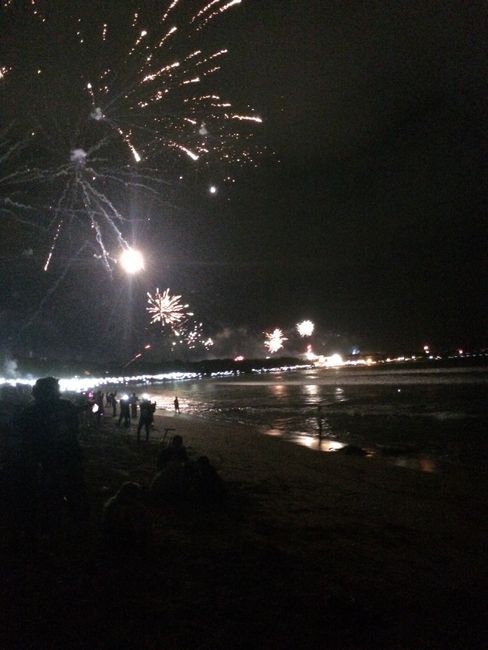 Das Feuerwerk am Strand, wie es sich im Meer spiegelt