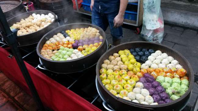 Leckere Dumplings auf dem Nachtmarkt