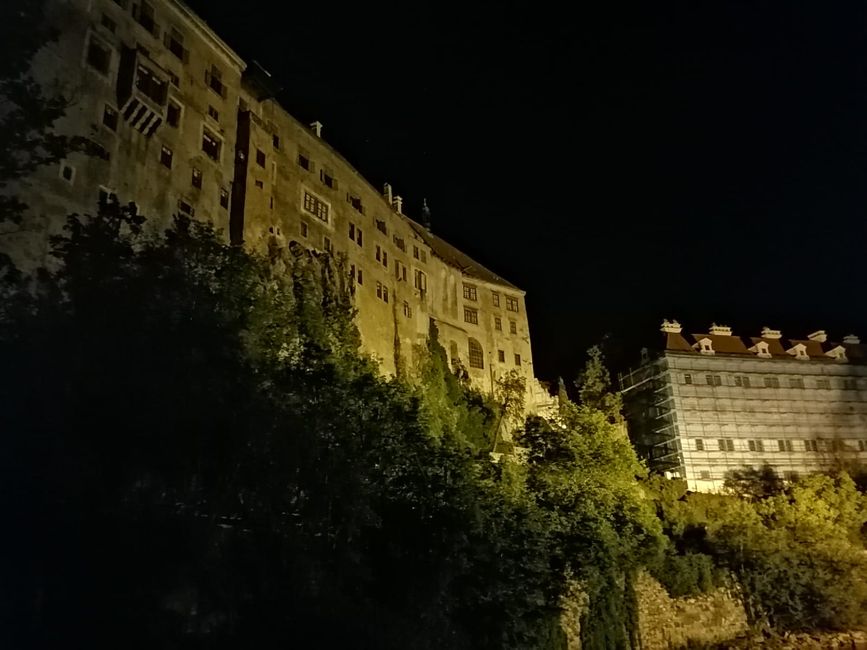 Cesky Krumlovs Burg bei Nacht.