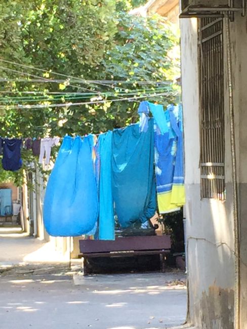 Blaue Wäsche  im Hinterhof