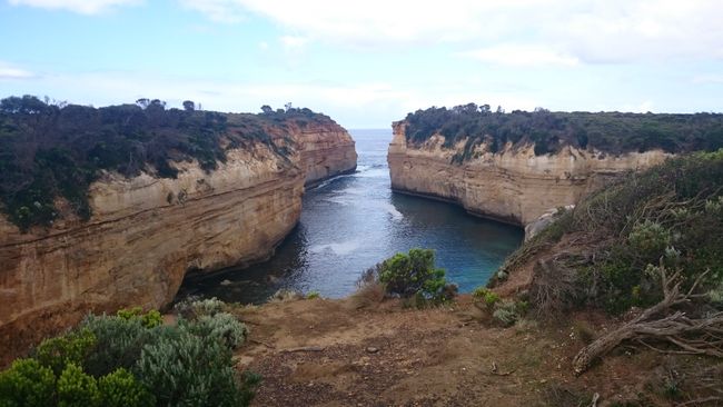 4 kilometers away from the 12 Apostles, there are equally spectacular rock formations.