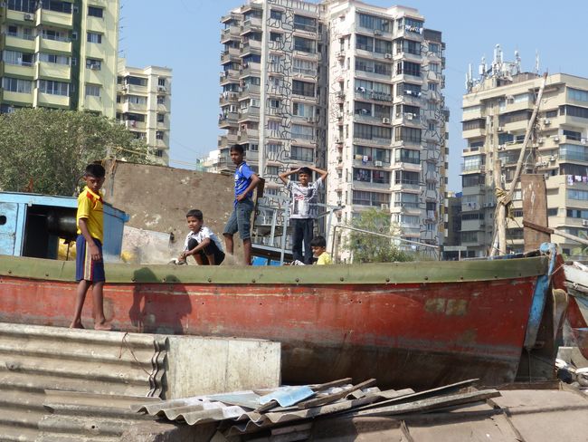 Enfants dans le village de pêcheurs de Colaba