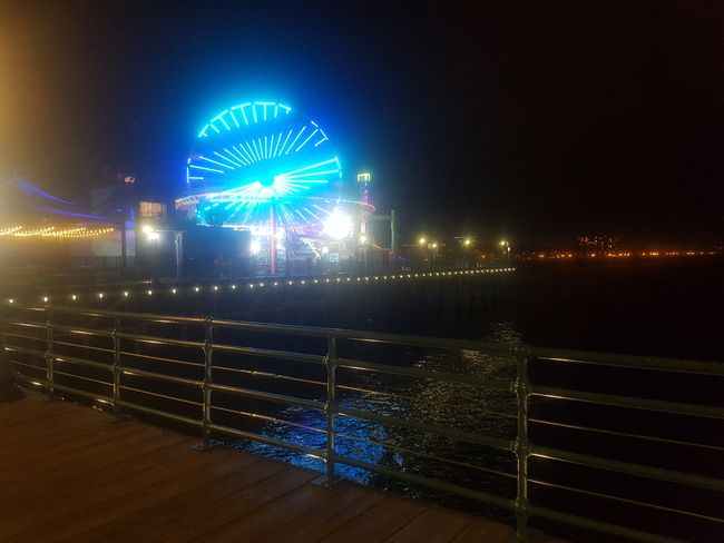 das beleuchtete Riesenrad am Santa Monica Pier