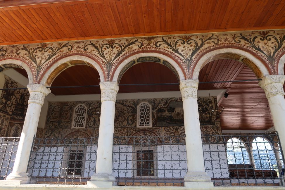 Die meisten Moscheen wurden in Zeiten des Kommunismus zerstört, die Et'hem-Bey-Moschee wurde wegen ihrer kunstvollen Fresken erhalten. Direkt daneben steht der Uhrturm, eine weitere Sehenswürdigkeit Tiranas. 