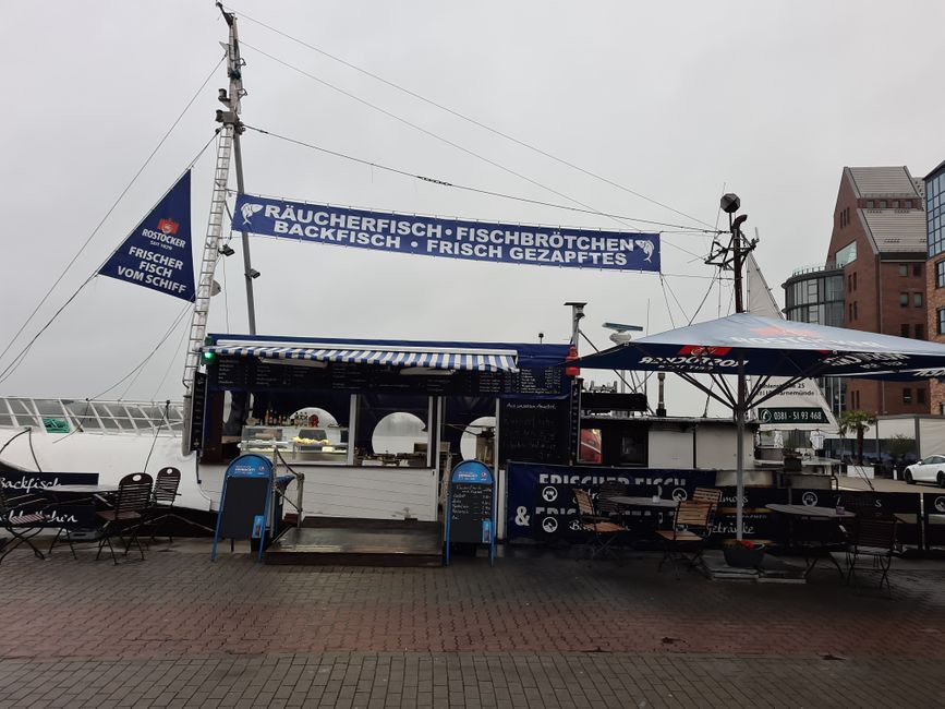 klasse Typ hinter der Theke mit einwandfreien Fisch und Krabbenbrötchen (Empfehlung direkt am Hafen in Rostock)