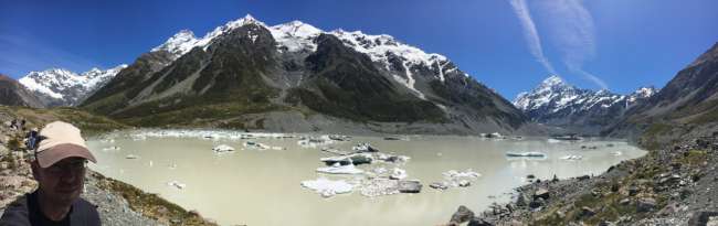 Ice floes in the glacier lake