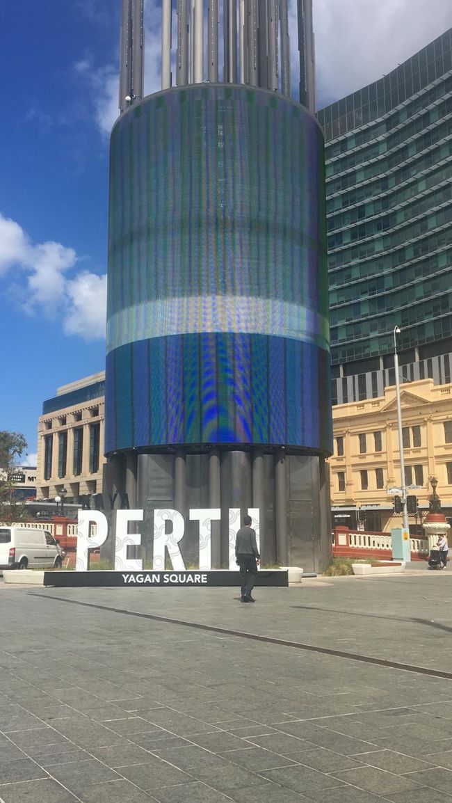 The first days in Perth