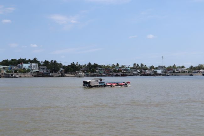 Ein Boot auf einem kleinen Seitenarm des Mekong.