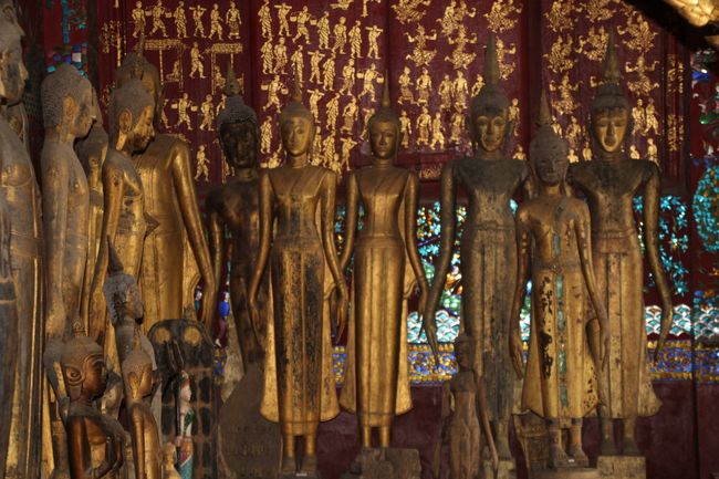 Wat Xieng Thong: standing golden Buddhas