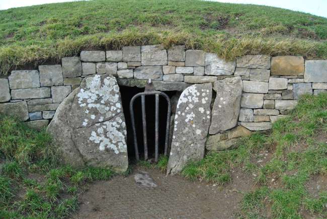 Grabstätte ähnlich wie Newgrange nur in Mini unter dem Mound of the Hostage