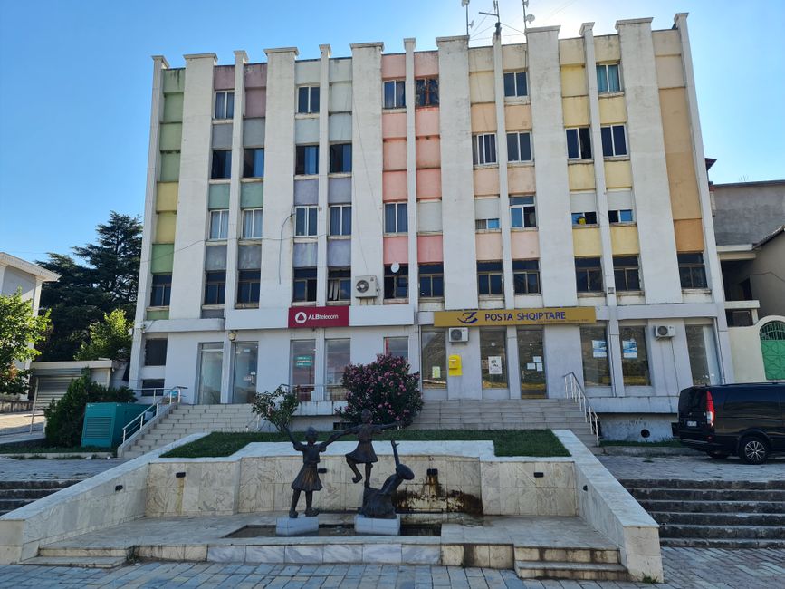 Das einzige Bürogebäude von Tepelenë hat auch noch DDR-Charm