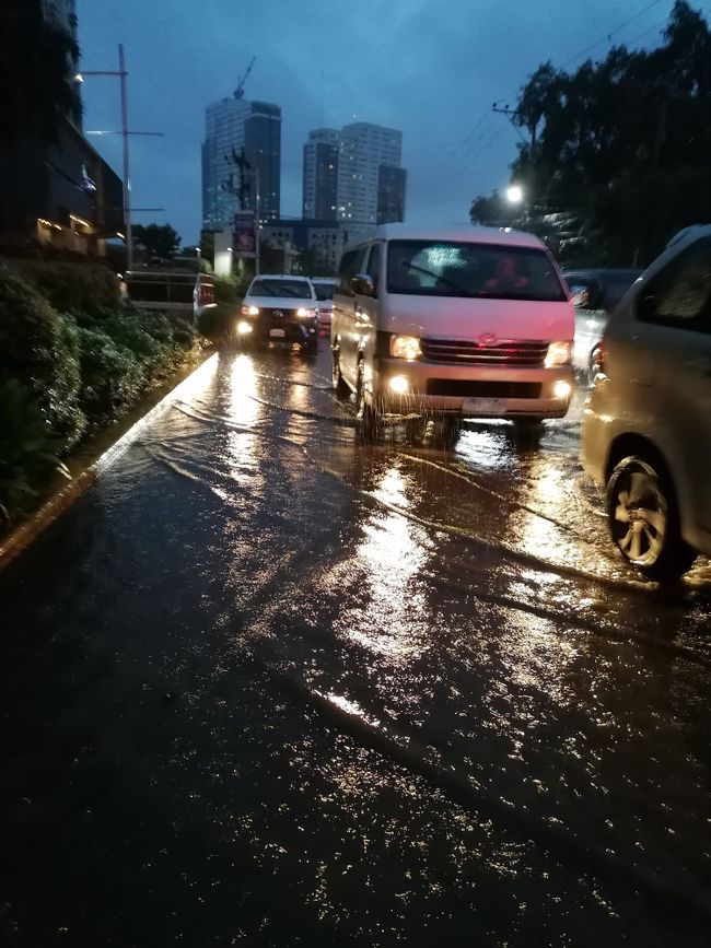 Verkehrschaos im Regen