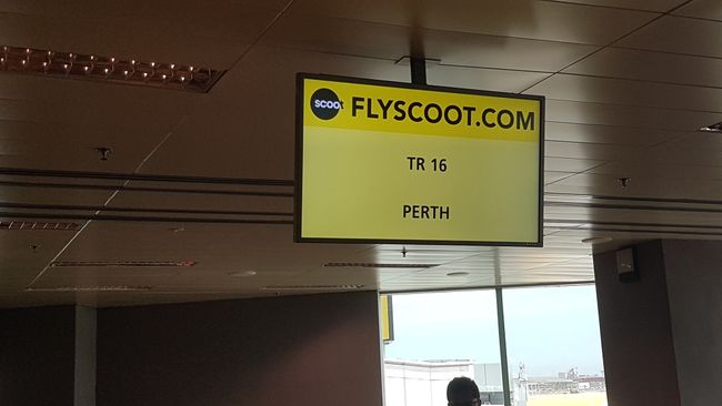 26.03.2019: Mit 30 Minuten Verspätung ging es mit der Billigflug-Tochter von Singapore Airlines nach Perth an der Westküste Australiens. Zuvor traf ich mich allerdings mit Benedikt am Flughafen.