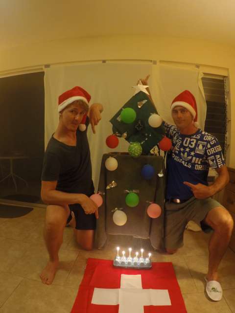 Hawaiianischer Weihnachtsbaum mit Weihnachtsmänner
