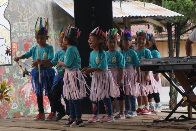 Let’s dance – wie man in Indonesien aus dem Kindergarten entlassen wird
