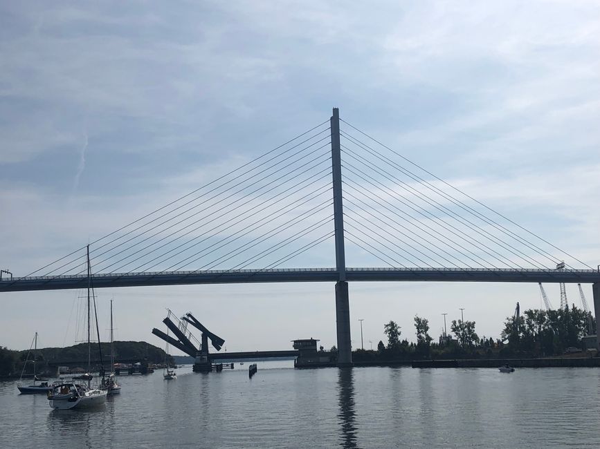 Die Hubbrücke wurde geöffnet, damit die Segelboote Richtung Greifswald und Usedom weiter kamen