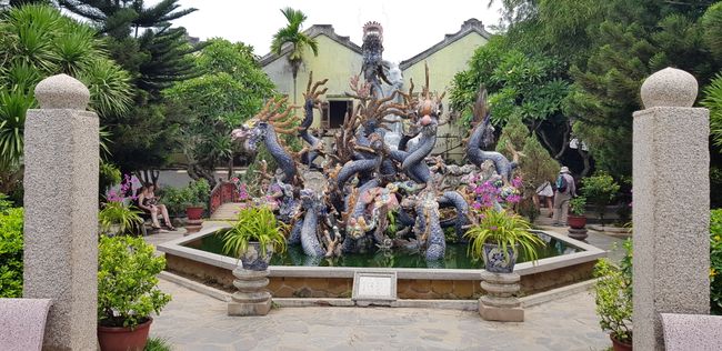 Mayestätische Drachenbrunnen innerhalb der Tempelanlagen, der Drache gilt als heiliges Tier in Vietnam