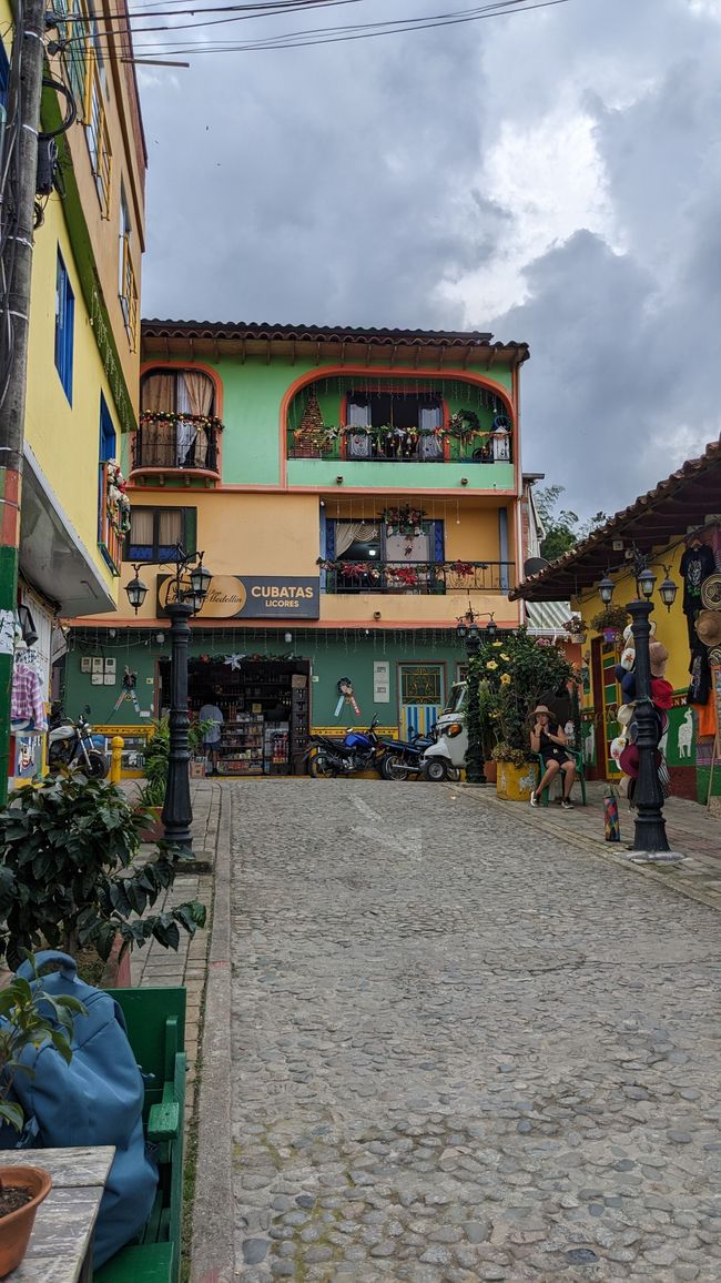 Day 10 in Guatape. It's lively and bustling everywhere 😅