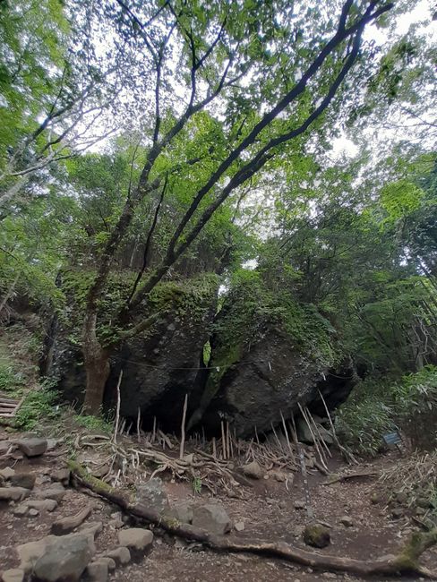 Felsbrocken, der der Legende nach mit einer Axt von Kintaro, einem Kind mit übermenschlicher Kraft das auf Mt. Kintoki geboren wurde, halbiert wurde 