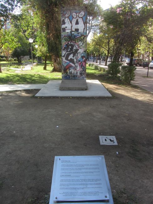 ein Stück Berliner Mauer als Gedenken an die Opfer des kommunistischen Regimes in Albanien