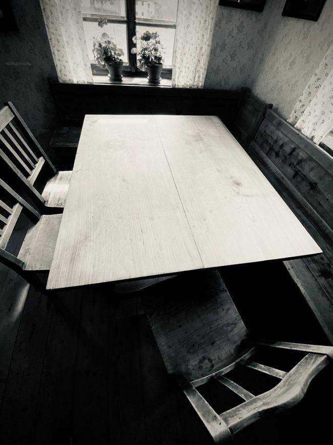 Dining table in the "Herrgottswinkel"