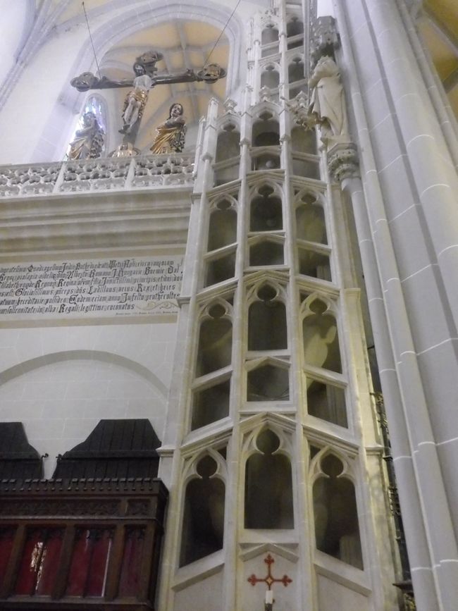 Ein Treppenhaus in der Kirche 